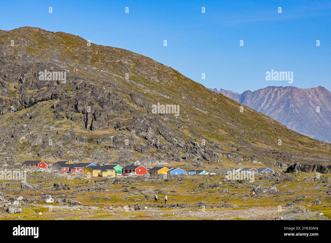 Nanortalik, Grönland - 27. August 2024: Bunte Holzhäuser in der kleinen abgelegenen Stadt Nanortalik in Südgrönland Stockfoto