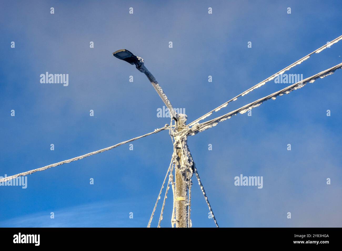 Laterne, Straßenlaterne, Straßenbeleuchtung, Winter, Beleuchtung, Lampe, Licht, Jahreszeit, Eis, vereist, Schnee, Verschneit, Holz, Holzmast, Mast, Ka Stockfoto