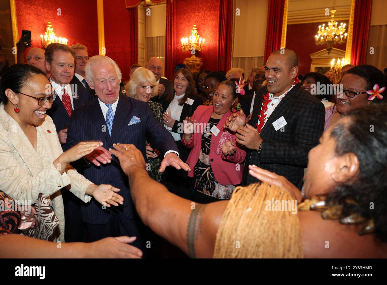 König Karl III. Reagiert, als der ehemalige samoanische Rugbyspieler Freddie Tuilagi während eines Empfangs im St. James's Palace in London tanzt, um die Commonwealth Diaspora zu feiern, bevor die Regierungschefs des Commonwealth in Samoa zusammentreffen. Bilddatum: Mittwoch, 2. Oktober 2024. Stockfoto