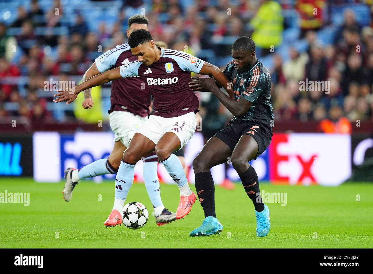 Aston Villa’s Ollie Watkins (links) und Bayern Münchens Dayot Upamecano kämpfen um den Ball während des UEFA Champions League-Spiels im Villa Park, Birmingham. Bilddatum: Mittwoch, 2. Oktober 2024. Stockfoto