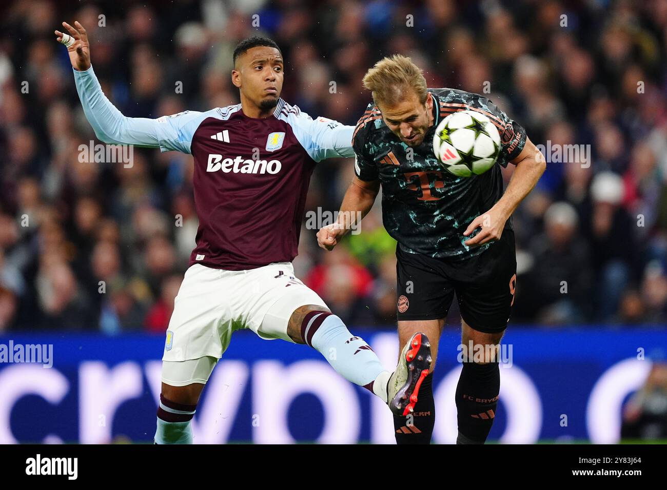 Aston Villa's Ezri Konsa (links) und Bayern Münchens Harry Kane kämpfen um den Ball während des UEFA Champions League-Spiels im Villa Park, Birmingham. Bilddatum: Mittwoch, 2. Oktober 2024. Stockfoto