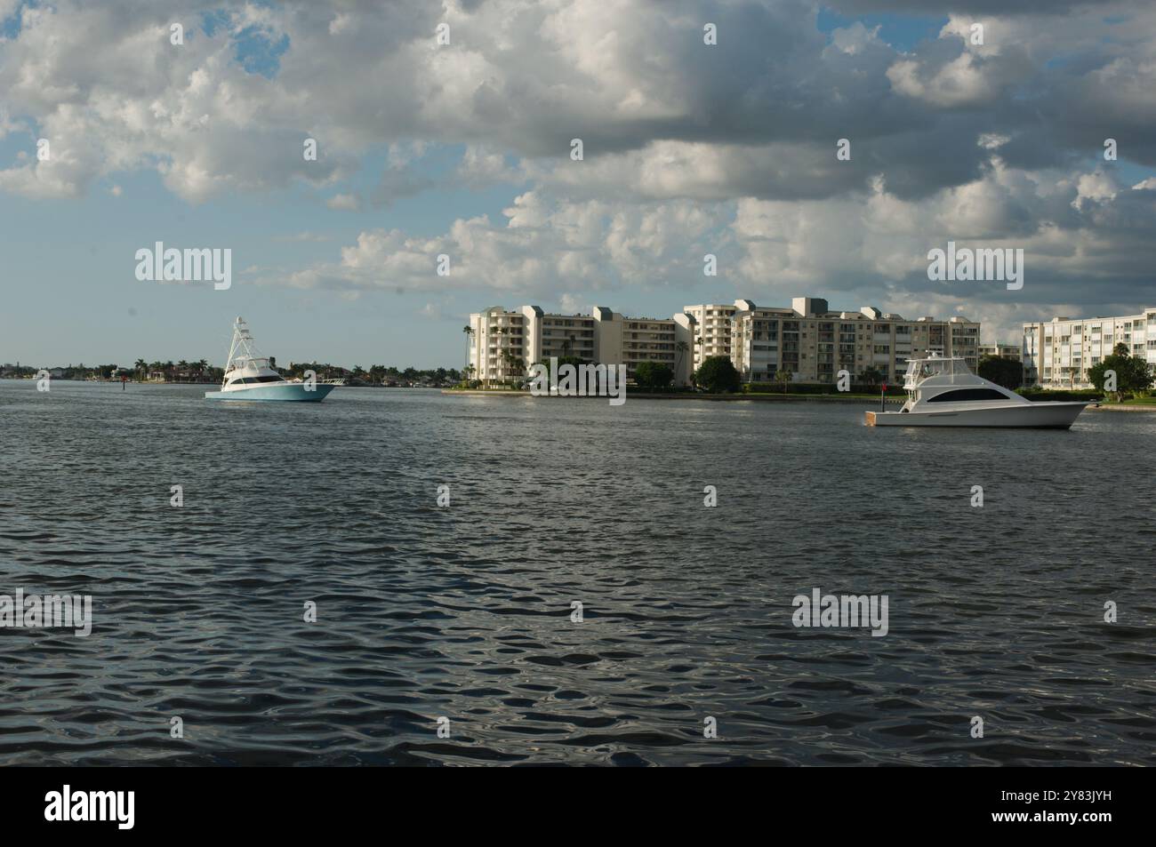 Blick von der Intercoastal in Richtung Blau in der Nähe der Zugbrücke des Corey Causeway. Fischerboote und Segelboote in der Mitte Richtung ferne Küste und Wohnungen. Puf Stockfoto