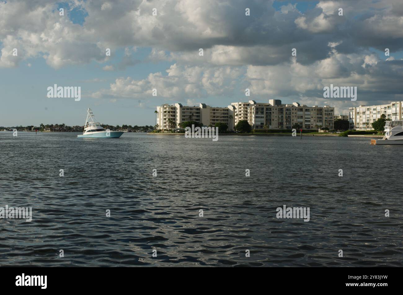 Blick von der Intercoastal in Richtung Blau in der Nähe der Zugbrücke des Corey Causeway. Fischerboote und Segelboote in der Mitte Richtung ferne Küste und Wohnungen. Puf Stockfoto