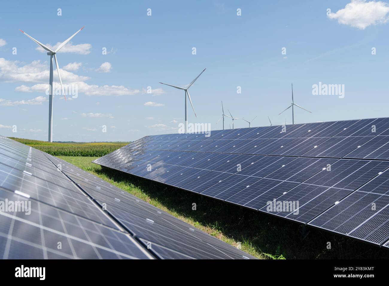 Solarpaneele und Windturbinen auf einem Feld. Nachhaltige Energie. Stockfoto