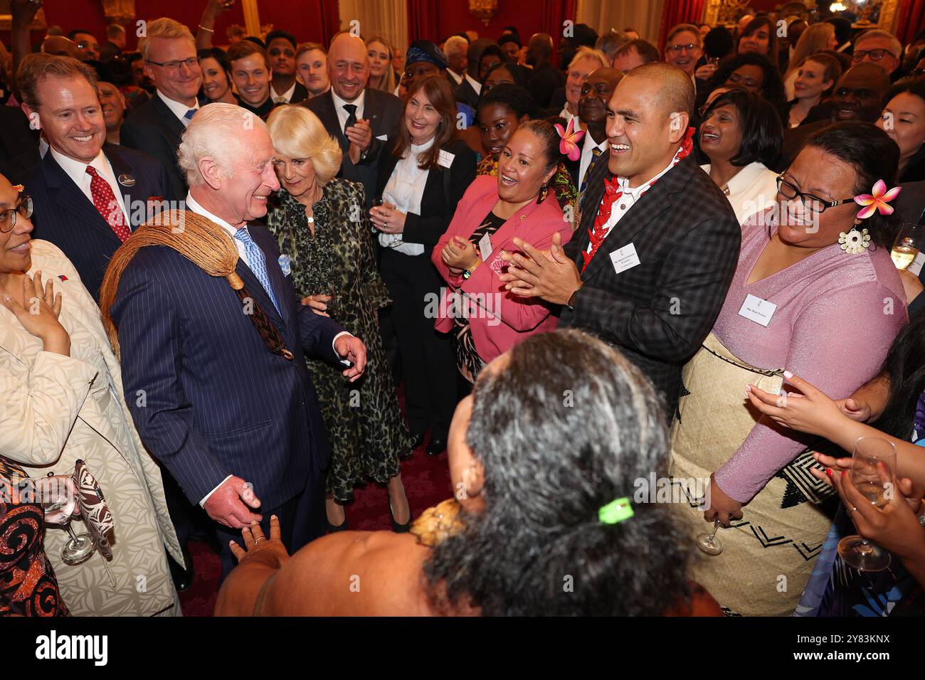 König Karl III. Reagiert, als der ehemalige samoanische Rugbyspieler Freddie Tuilagi während eines Empfangs im St. James's Palace in London tanzt, um die Commonwealth Diaspora zu feiern, bevor die Regierungschefs des Commonwealth in Samoa zusammentreffen. Bilddatum: Mittwoch, 2. Oktober 2024. Stockfoto