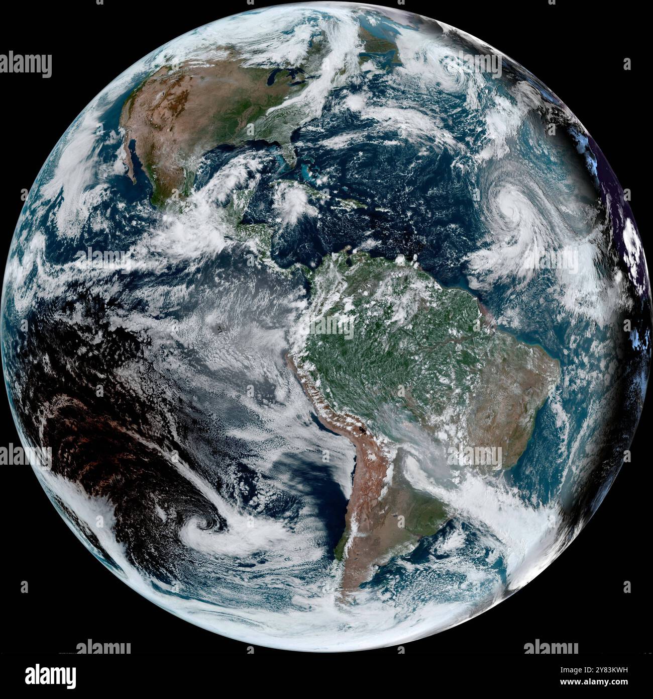 Tropischer Atlantik. Oktober 2024. Obwohl Hurrikan Kirk (rechte Seite) der einzige benannte Sturm ist, der sich jetzt weit im Atlantik dreht, beobachten die Wetterforscher weiterhin eine Störung näher an ihrer Heimat im Karibischen Meer, um sich nächste Woche entwickeln zu können. Hurrikan Kirk wird "stärker und wird größer werden". Alle aktuellen Prognosemodelle zeigen jedoch, dass sich das System nach Norden und in die Mitte des Atlantiks windet, weit weg von der US-Küste. Das Hurrikanzentrum sagte, dass Kirk am späten Mittwochmorgen etwa 1.260 Meilen westlich der Cabo Verde-Inseln mit maximaler Tragfähigkeit lag Stockfoto