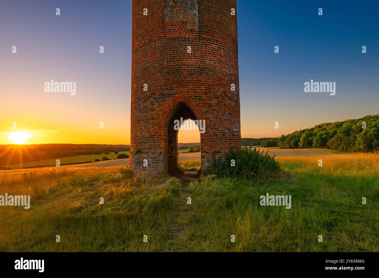 Fantastischer Sonnenuntergang bei Wilder's Folly, dem Backsteinturm Dovecote in Reading, Berkshire, Großbritannien. Schöner Sommerabend! Stockfoto