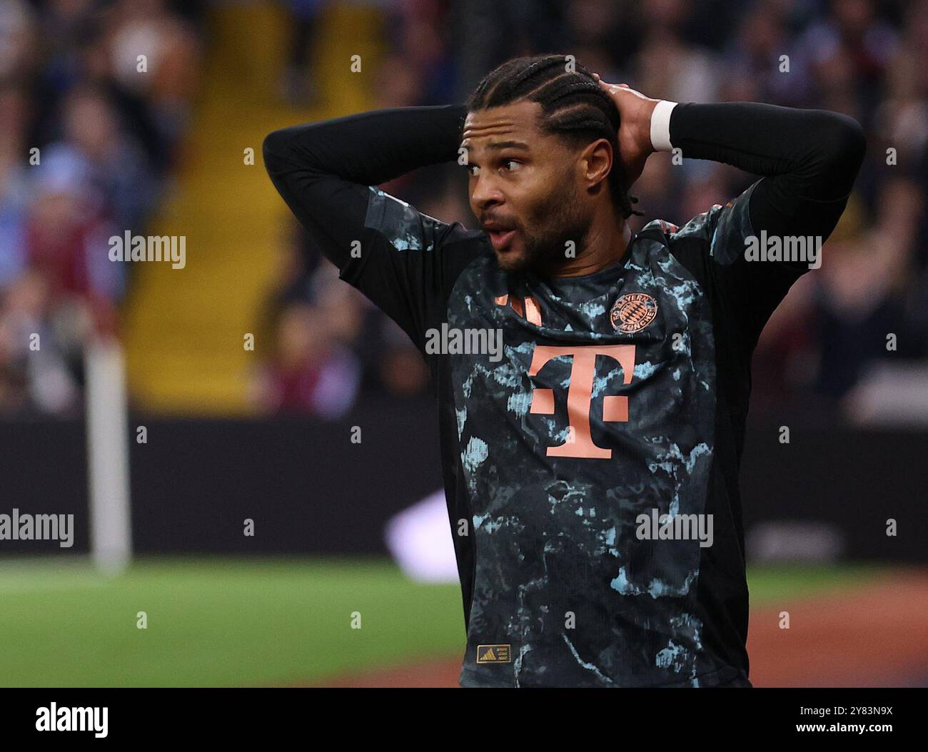 Birmingham, Großbritannien. Oktober 2024. Serge Gnabry von Bayern München reagiert, nachdem er beim UEFA Champions League-Spiel in Villa Park, Birmingham, einen Torschuss verpasst hat. Der Bildnachweis sollte lauten: Cameron Smith/Sportimage Credit: Sportimage Ltd/Alamy Live News Stockfoto