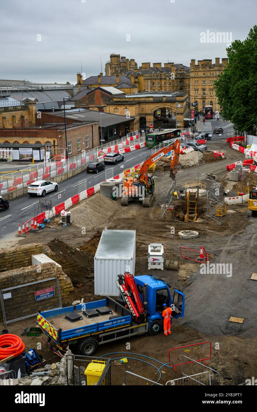 Straßenbauarbeiten und Straßenbauarbeiten für Station Gateway Project (Männer arbeiten, Bodenarbeiten, Maschinen und Maschinen) - York, North Yorkshire, England, Großbritannien. Stockfoto