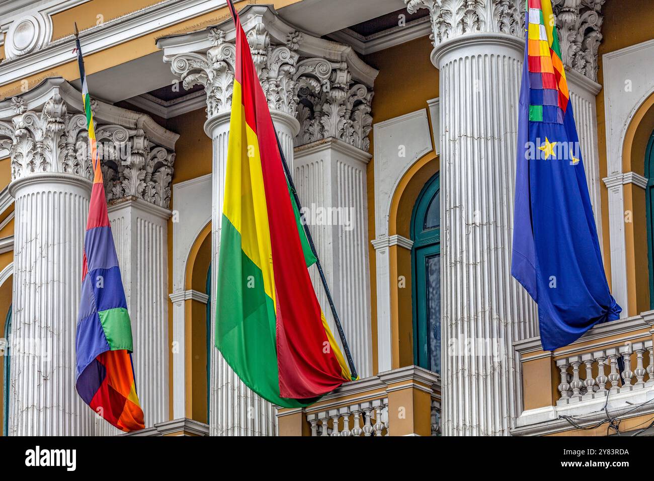 Flaggen auf dem Legislativpalast in La Paz, einschließlich der Wiphala, der bolivianischen Nationalflagge und der Naval Fähnrich von Bolivien Stockfoto