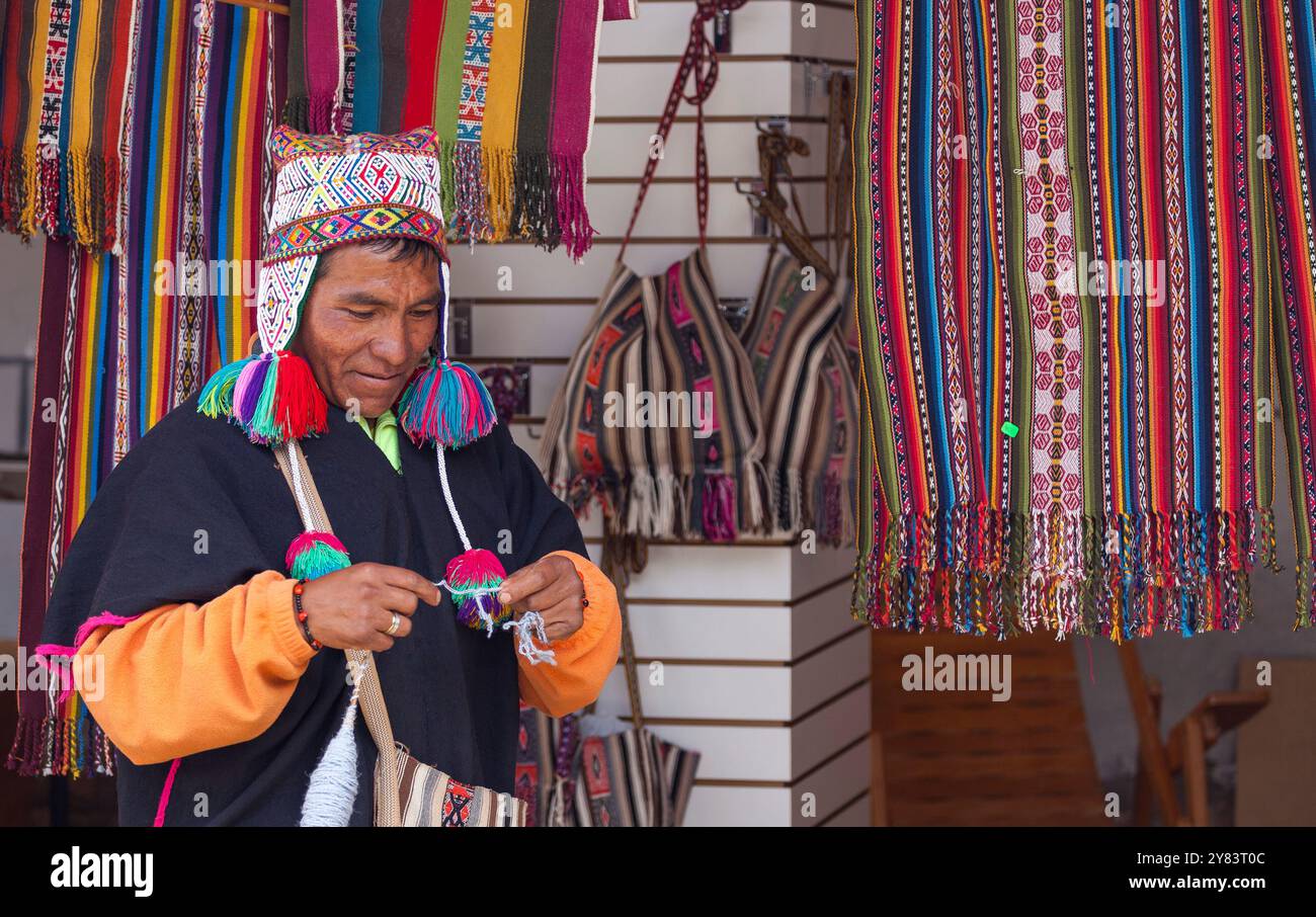 Einheimischer Mann mit traditionellem Chullo, einem farbenfrohen Wollmütze mit Ohrenklappen, auf einem Markt in Cuzco, Peru Stockfoto