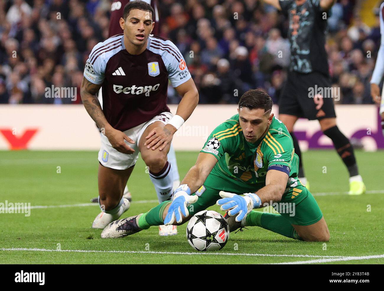 Birmingham, Großbritannien. Oktober 2024. Emiliano Martinez von Aston Villa sammelt den Ball während des UEFA Champions League-Spiels im Villa Park, Birmingham. Der Bildnachweis sollte lauten: Cameron Smith/Sportimage Credit: Sportimage Ltd/Alamy Live News Stockfoto