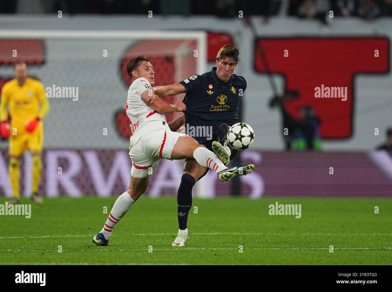 Red Bull Arena, Leipzig, Deutschland. Oktober 2024. Willi OrbÃ¡n von Leipzig und DuÅ¡an VlahoviÄ‡ von Juventus kämpfen um den Ball während eines Spiels der Champions League Group Phase Tag 2, RB Leipzig gegen Juventus, in der Red Bull Arena in Leipzig. Ulrik Pedersen/CSM/Alamy Live News Stockfoto