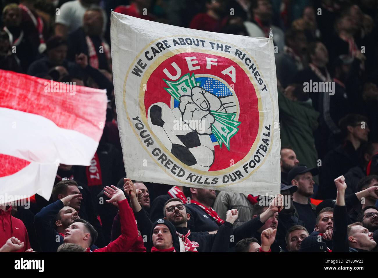 Die Fans der Bayern München halten aus Protest gegen die UEFA während des Spiels der UEFA Champions League im Villa Park in Birmingham eine Flagge hoch. Bilddatum: Mittwoch, 2. Oktober 2024. Stockfoto