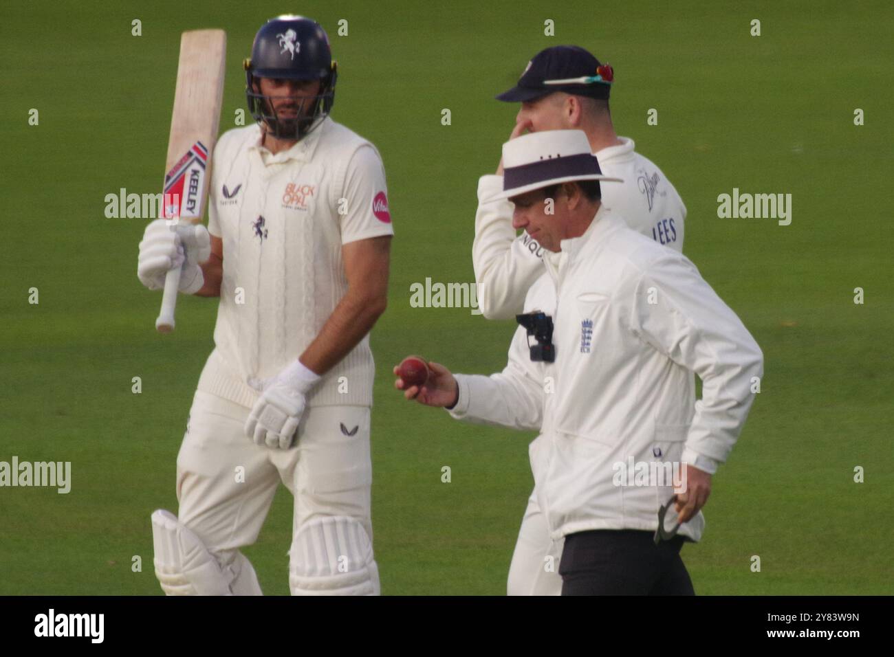 Chester le Street, England, 28. September 2024. Schiedsrichter Rob White überprüft den Cricketball, der von Jack Leaning beobachtet wurde, wie er für Kent und Durham-Kapitän Alex Lees während eines County Championship-Spiels spielte. Quelle: Colin Edwards Stockfoto