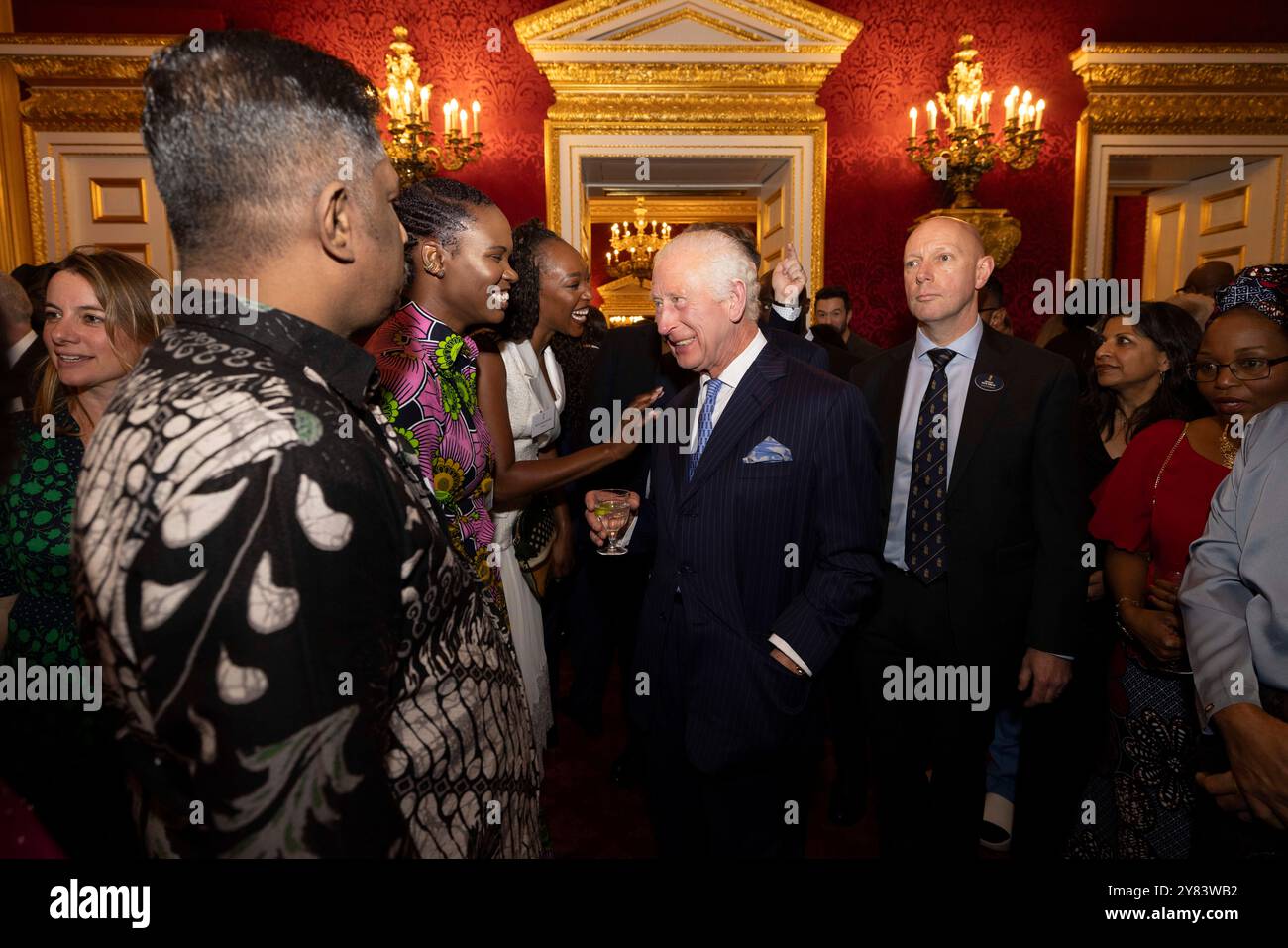 Ihre Majestäten König Karl III. Und Königin Camilla veranstalten im St. James's Palace einen Empfang zur Feier der Commonwealth Diaspora für über 300 Gäste. Stockfoto