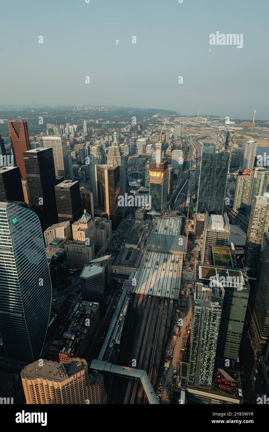 Zentrum von Toronto. Ontario an einem sonnigen Tag, Schuss von oben im CN Tower Stockfoto