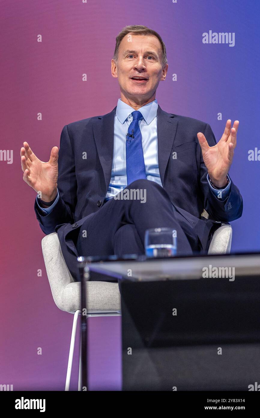 International Convention Centre, Birmingham, Großbritannien. Montag, 30. September 2024. Der zweite Tag der Konservativen Parteikonferenz. Das erste Ereignis des Tages - im Gespräch mit dem Schattenkanzler des Finanzministeriums - Jeremy Hunt Stockfoto