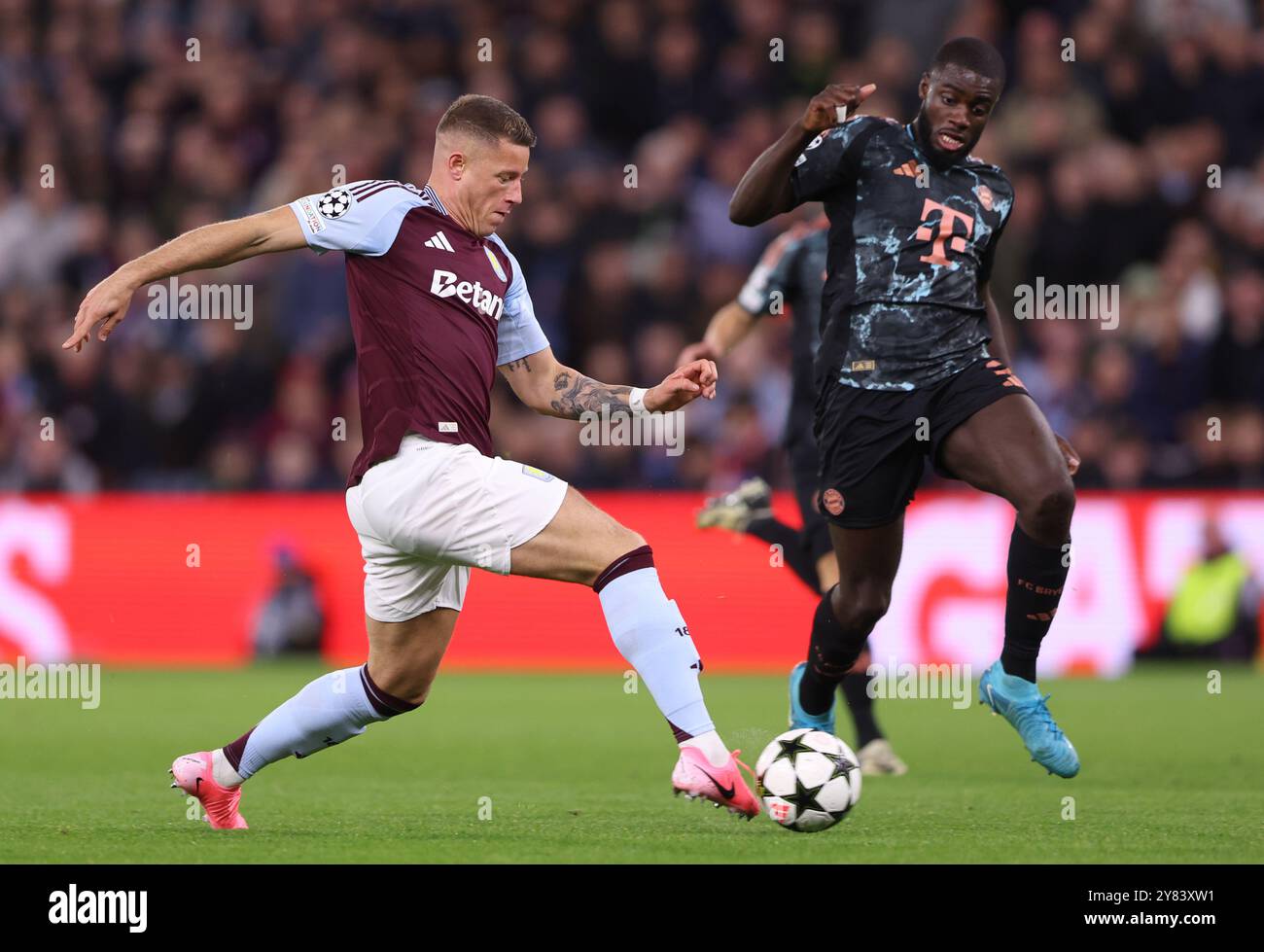 Birmingham, Großbritannien. Oktober 2024. Ross Barkley von Aston Villa und Dayot Upamecano von Bayern München fordern den Ball während des UEFA Champions League-Spiels im Villa Park, Birmingham. Der Bildnachweis sollte lauten: Cameron Smith/Sportimage Credit: Sportimage Ltd/Alamy Live News Stockfoto