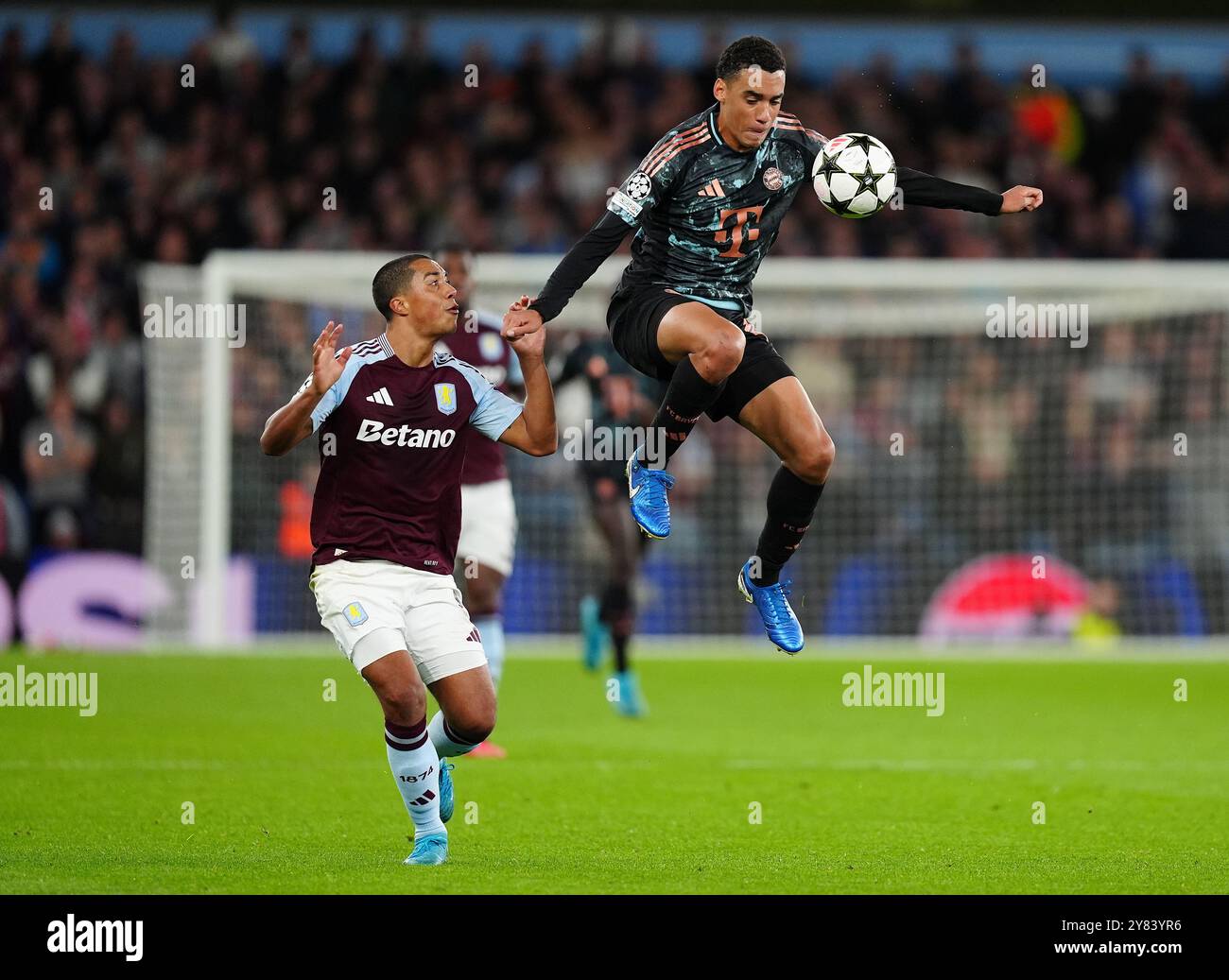 Aston Villa's Youri Tielemans (links) und Bayern Münchens Jamal Musiala kämpfen um den Ball während des UEFA Champions League Spiels im Villa Park, Birmingham. Bilddatum: Mittwoch, 2. Oktober 2024. Stockfoto