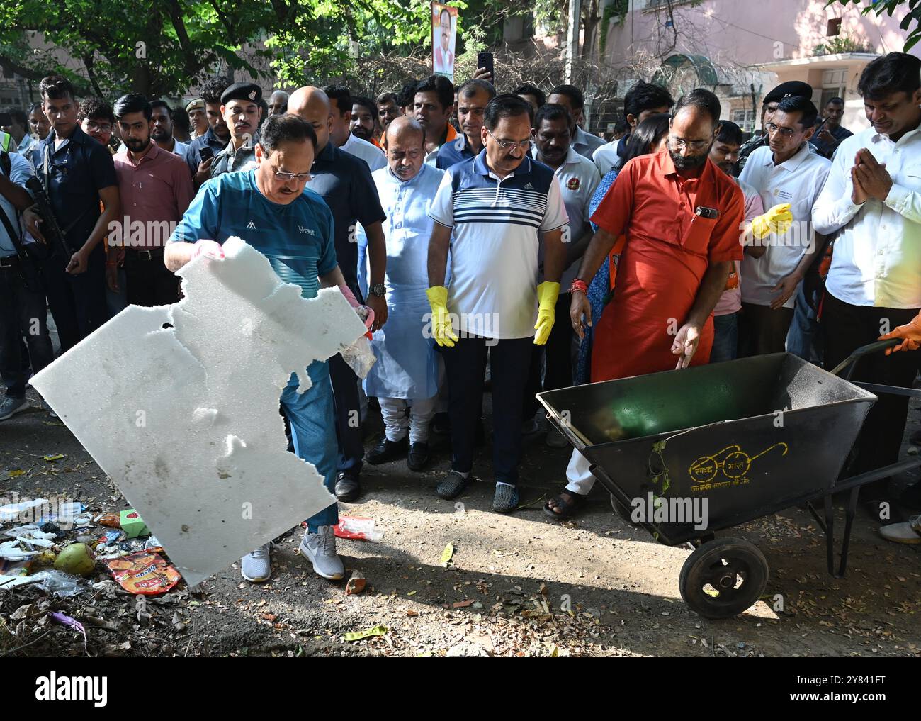 Neu-Delhi, Indien. Oktober 2024. NEW DELHI, INDIEN - 2. OKTOBER: BJP-Nationalpräsident J.P. Nadda mit Lok Sabha Abgeordneter Bansuri Swaraj und Delhi BJP-Präsidentin Virendra Sachdeva nehmen an „Swachh Bharat Abhiyan“ Teil und reinigen die Straßen in der Lodhi Road auf der Straße 18 am Morgen, am 2. Oktober 2024 in Neu-Delhi, Indien. Jedes Jahr wird der 2. Oktober als Swachh Bharat Divas gefeiert. Die Swachhata Abhiyan-Kampagne markiert zehn Jahre Swachh Bharat-Mission, die 2014 von der indischen Regierung gestartet wurde. (Foto: Vipin Kumar/Hindustan Times/SIPA USA) Credit: SIPA USA/Alamy Live News Stockfoto