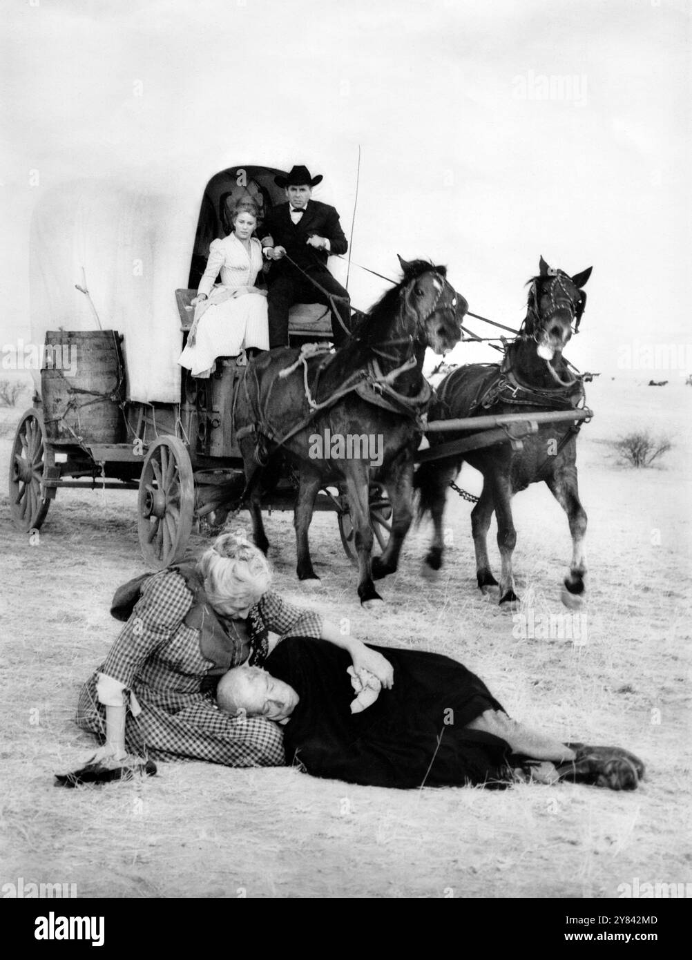 Maria Schell, Glenn Ford, Aline McMahon, Robert Keith (beide auf dem Boden), am Set des Westernfilms Cimarron, MGM, 1960 Stockfoto