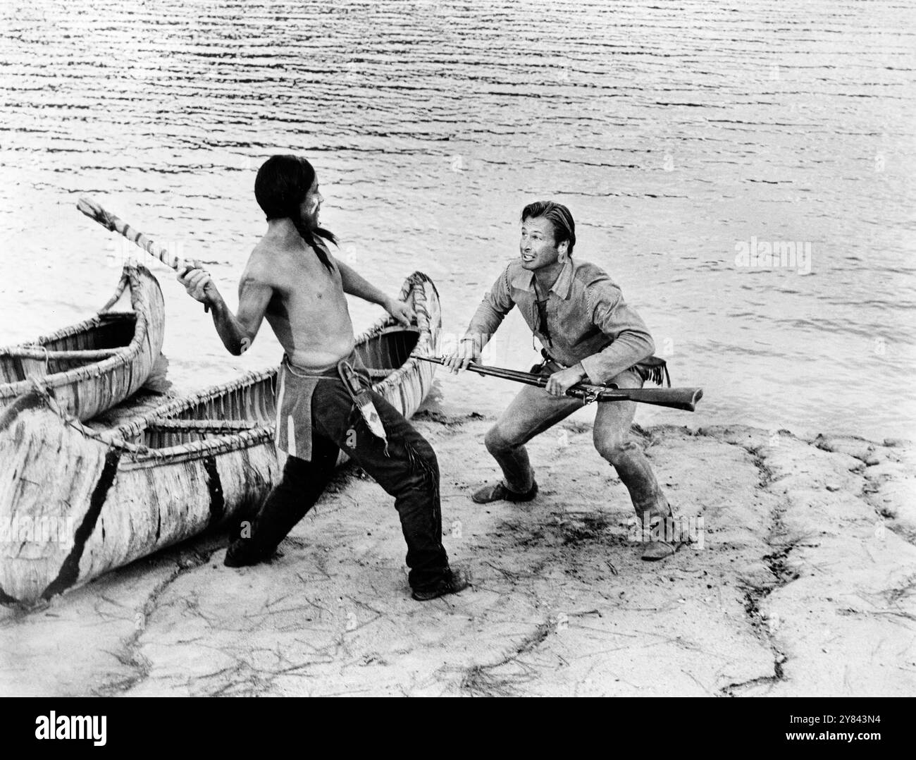 Lex Barker (rechts), am Set des Westernfilms The Deerslayer, 20th Century-Fox, 1957 Stockfoto