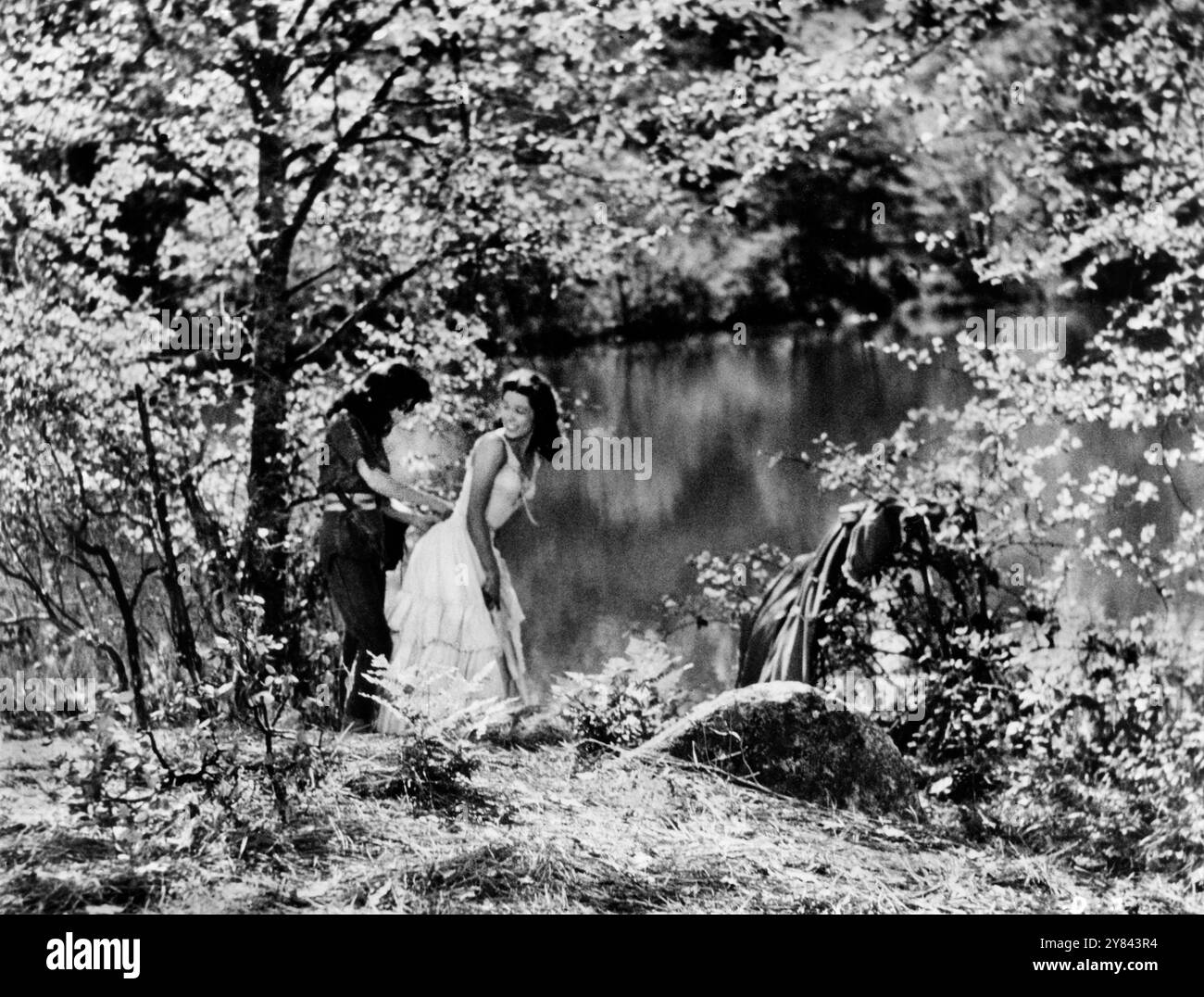 Rita Moreno, Cathy O’Donnell, am Set des Westernfilms The Deerslayer, 20th Century Fox, 1957 Stockfoto