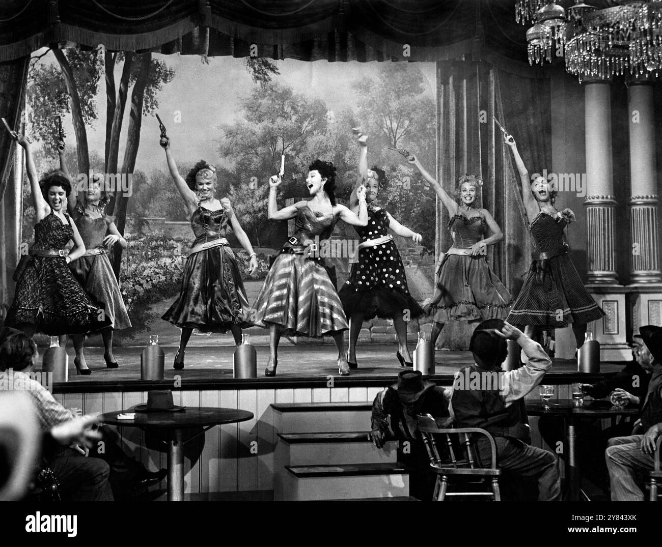 Mari Blanchard (Mitte), am Set des westlichen Films, 'Destry', Universal Pictures, 1954 Stockfoto