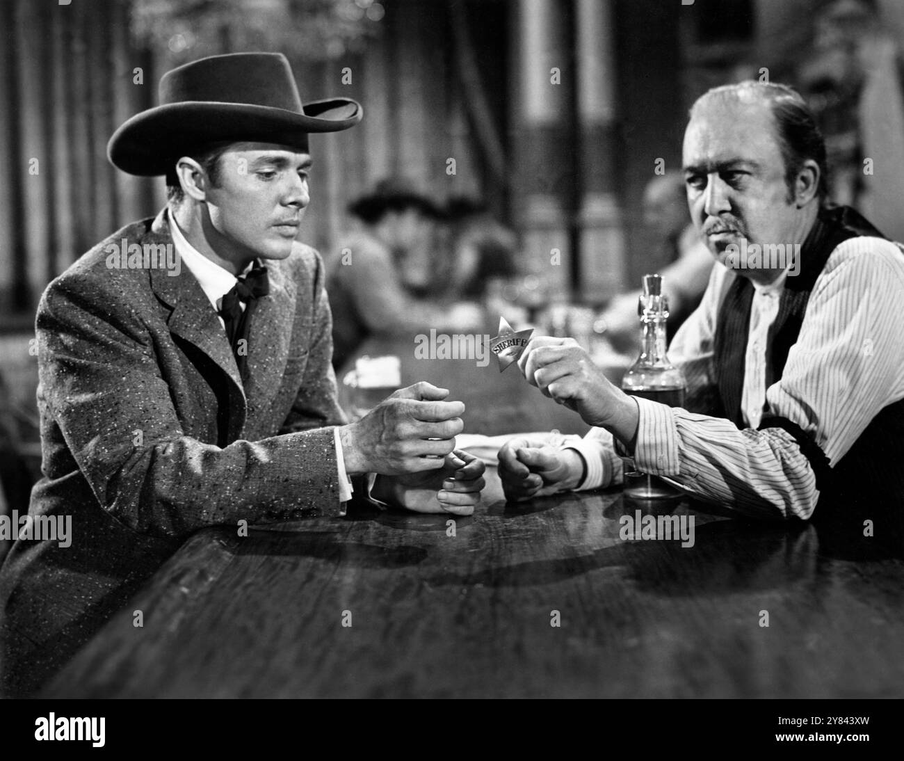 Audie Murphy, Ralph Peters, am Set des Westernfilms Destry, Universal ...