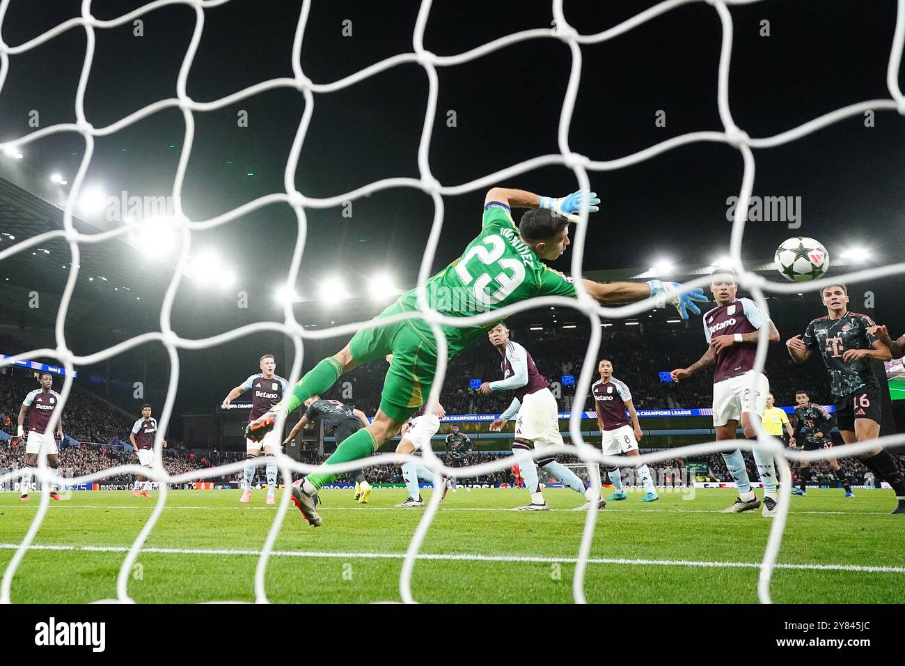 Aston Villa Torhüter Emiliano Martinez holt beim UEFA Champions League-Spiel in Villa Park, Birmingham, einen Kopfball gegen Harry Kane aus Bayern München. Bilddatum: Mittwoch, 2. Oktober 2024. Stockfoto