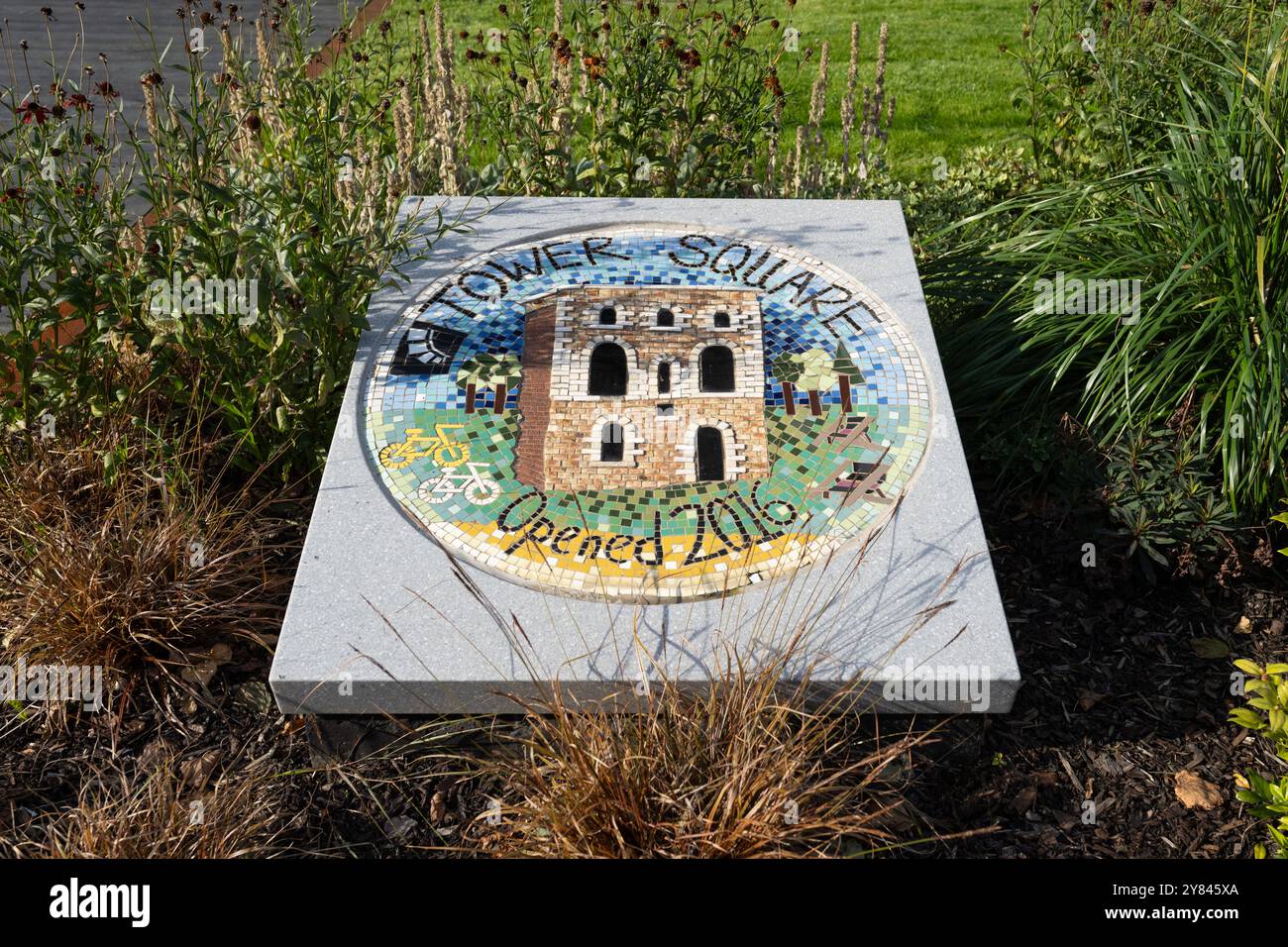 Tower Square Plaque vor dem Wagon Lifting Hoist Mini Museum , Wellington Place, Leeds, West Yorkshire, England, UK Stockfoto