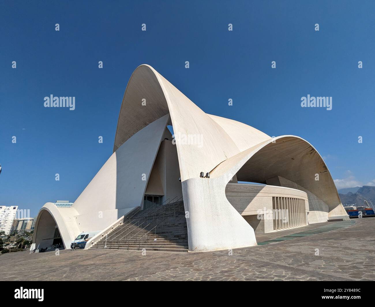 Das Auditorium de Tenerife in Santa Cruz ist ein kultiges Kulturdenkmal mit beeindruckender moderner Architektur, Konzerten und Veranstaltungen Stockfoto