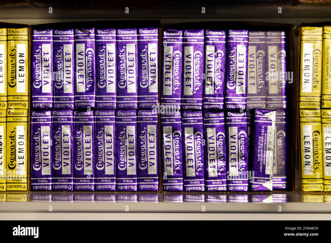 Choward's Violet Mints Candy im IT'SUGAR Candy Store, Bayside Marketplace, Miami, Florida, USA Stockfoto
