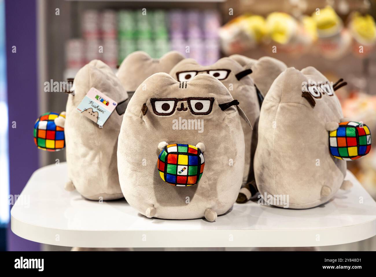 Pusheen Katze mit Rubik's Cube Kuschelspielzeug im IT'SUGAR Candy Store, Bayside Marketplace, Miami, Florida, USA Stockfoto