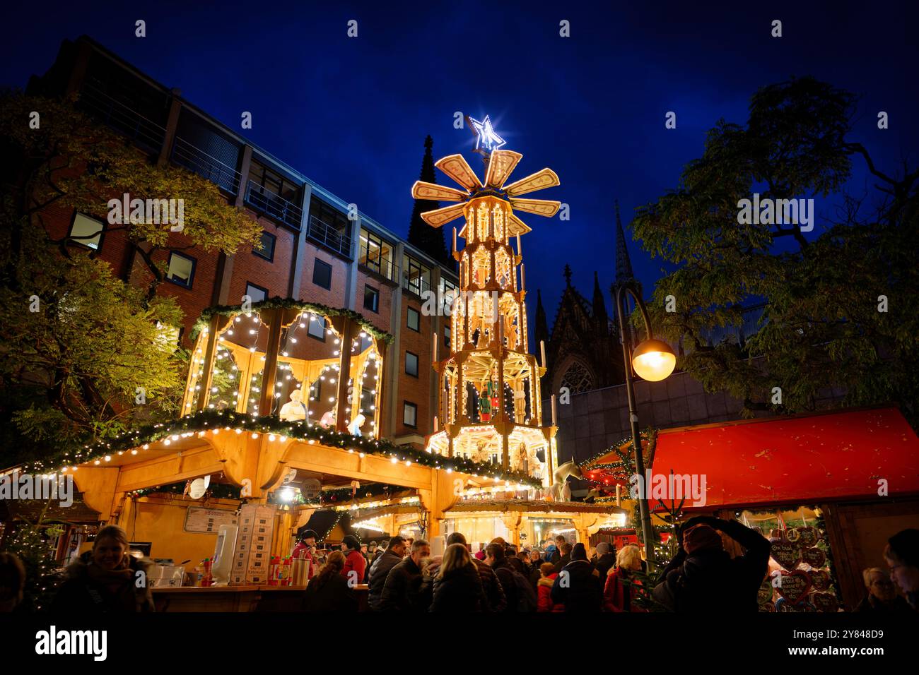 Köln, Deutschland 06. Dezember 2023: Eine riesige weihnachtspyramide am Rande des großen weihnachtsmarktes am kölner Dom Stockfoto