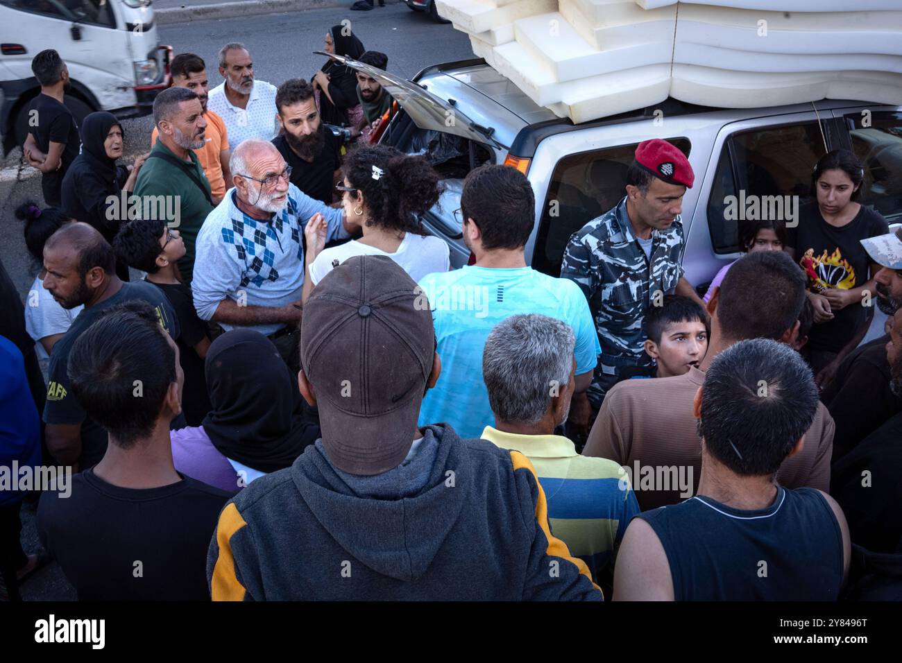Beirut, Libanon. Oktober 2024. Vor der Moschee auf dem Märtyrerplatz in Beirut wartet eine Gruppe von Menschen auf humanitäre Hilfe. Mit mehr als einer Million Vertriebenen aus dem Süden steht der Libanon aufgrund eines neuen Krieges zwischen der Hisbollah und Israel vor einer der schlimmsten Flüchtlingskrisen der letzten Jahre. (Foto: Ximena Borrazas/SOPA Images/SIPA USA) Credit: SIPA USA/Alamy Live News Stockfoto