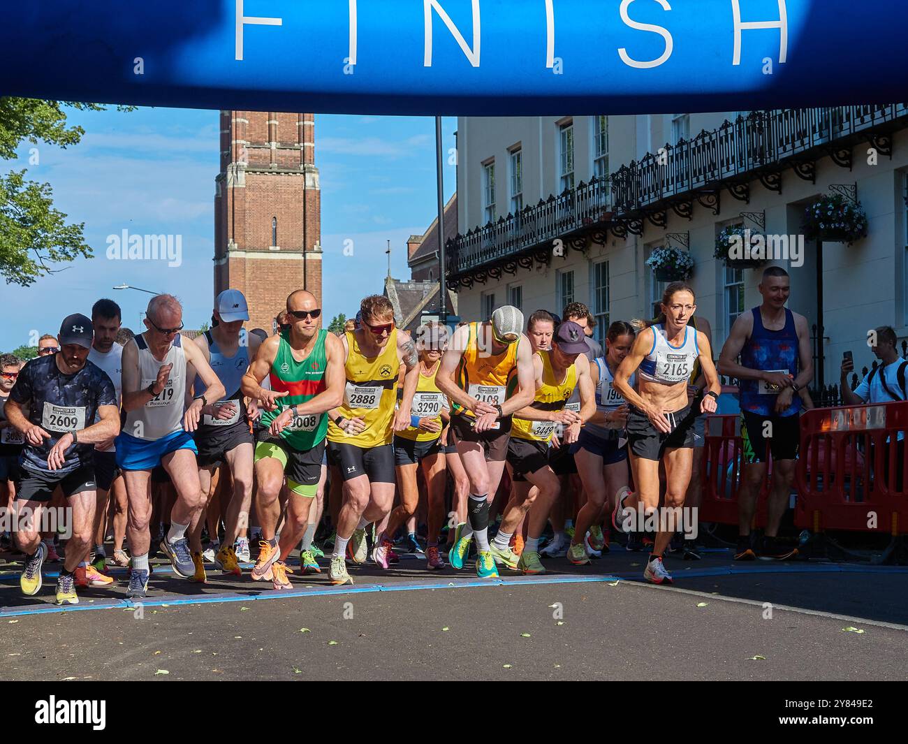 Läufer auf der Startlinie eines Halbmarathons in einer urbanen Umgebung. Stockfoto