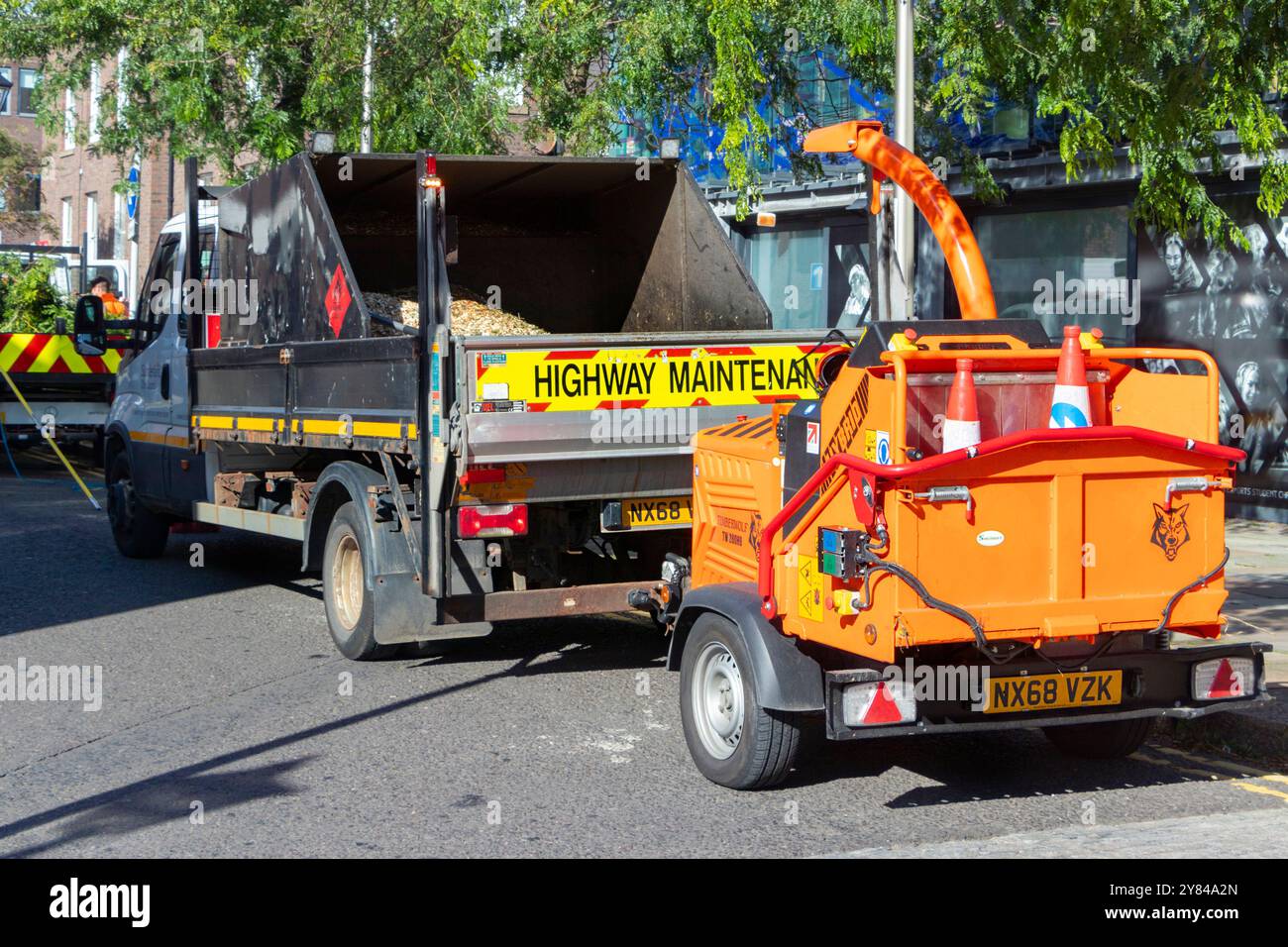 straßenpflege-Truck und Timberwolf Baumhäcksler in sunderland, tyne & Wear, uk Tree Surgery Stockfoto