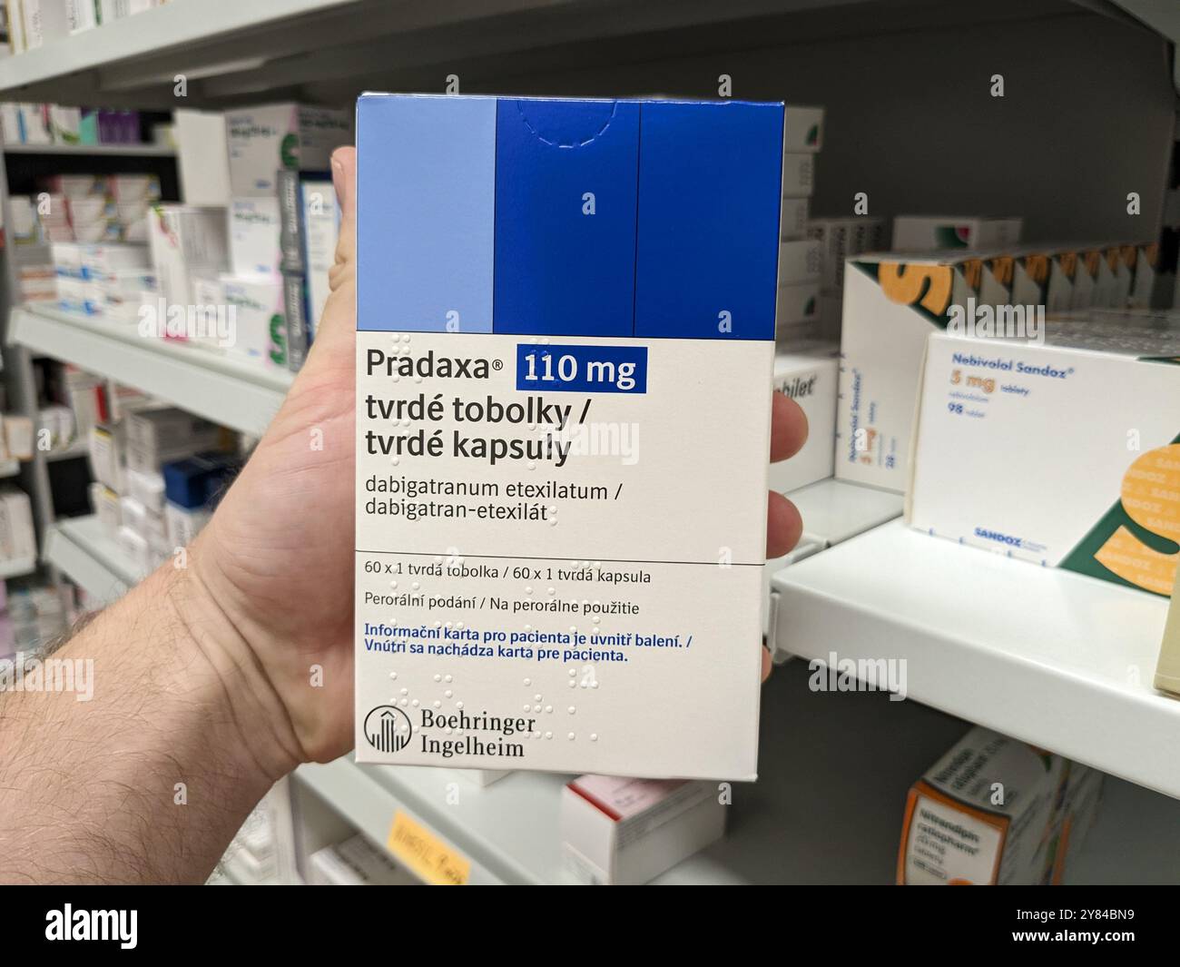 Prag, Tschechische Republik-28. August 2024: PRADAXA-Packung mit dem Wirkstoff Dabigatranetexilat von Boehringer Ingelheim, zur Behandlung von Schlaganfällen Stockfoto
