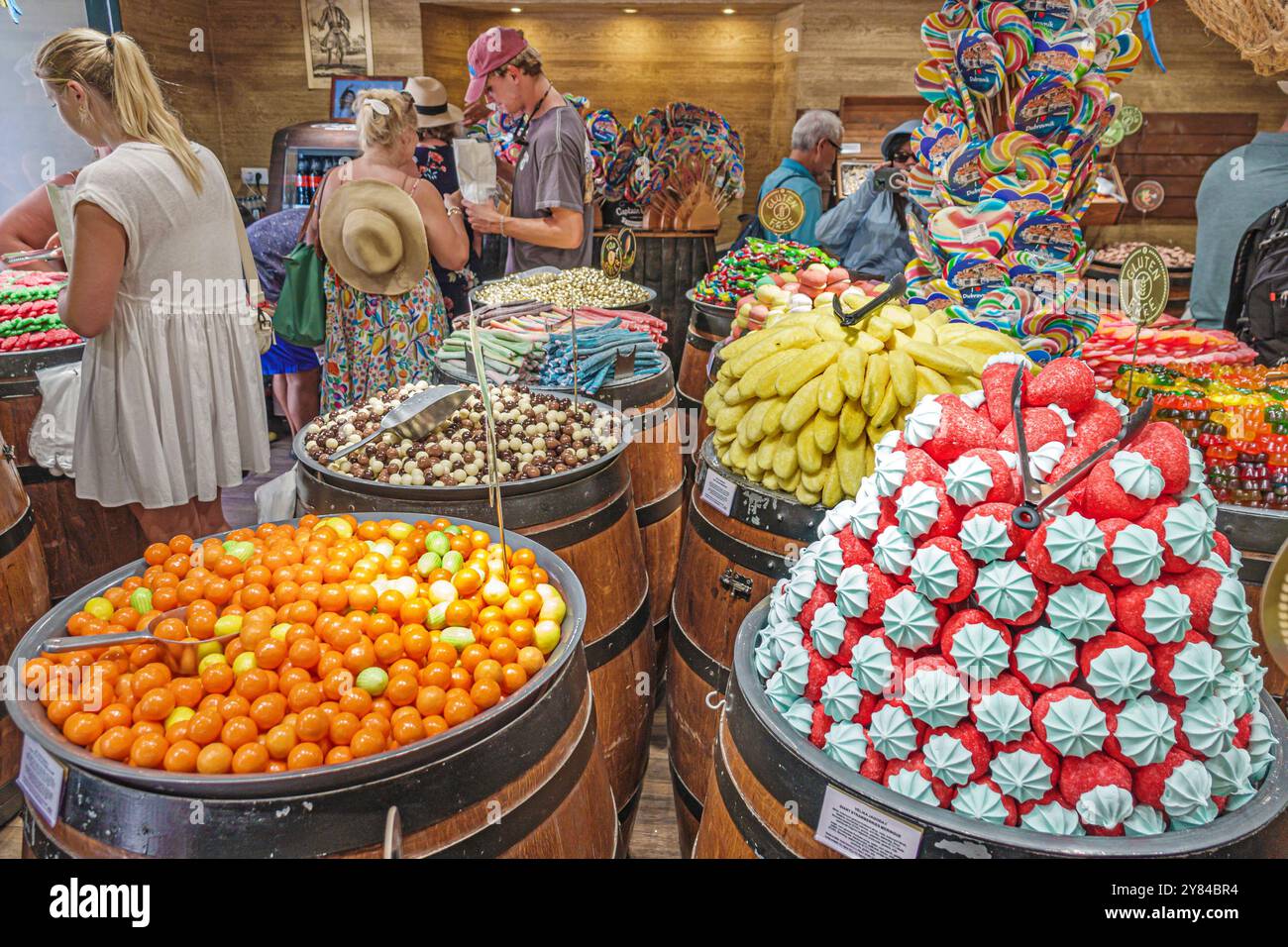 Dubrovnik Kroatien, Altstadt, Stradun Placa Hauptfußgängerpromenade, Captain Candy Store Süßigkeiten, Fässer künstliche Aromen Farben, kroatischer Balkan Stockfoto