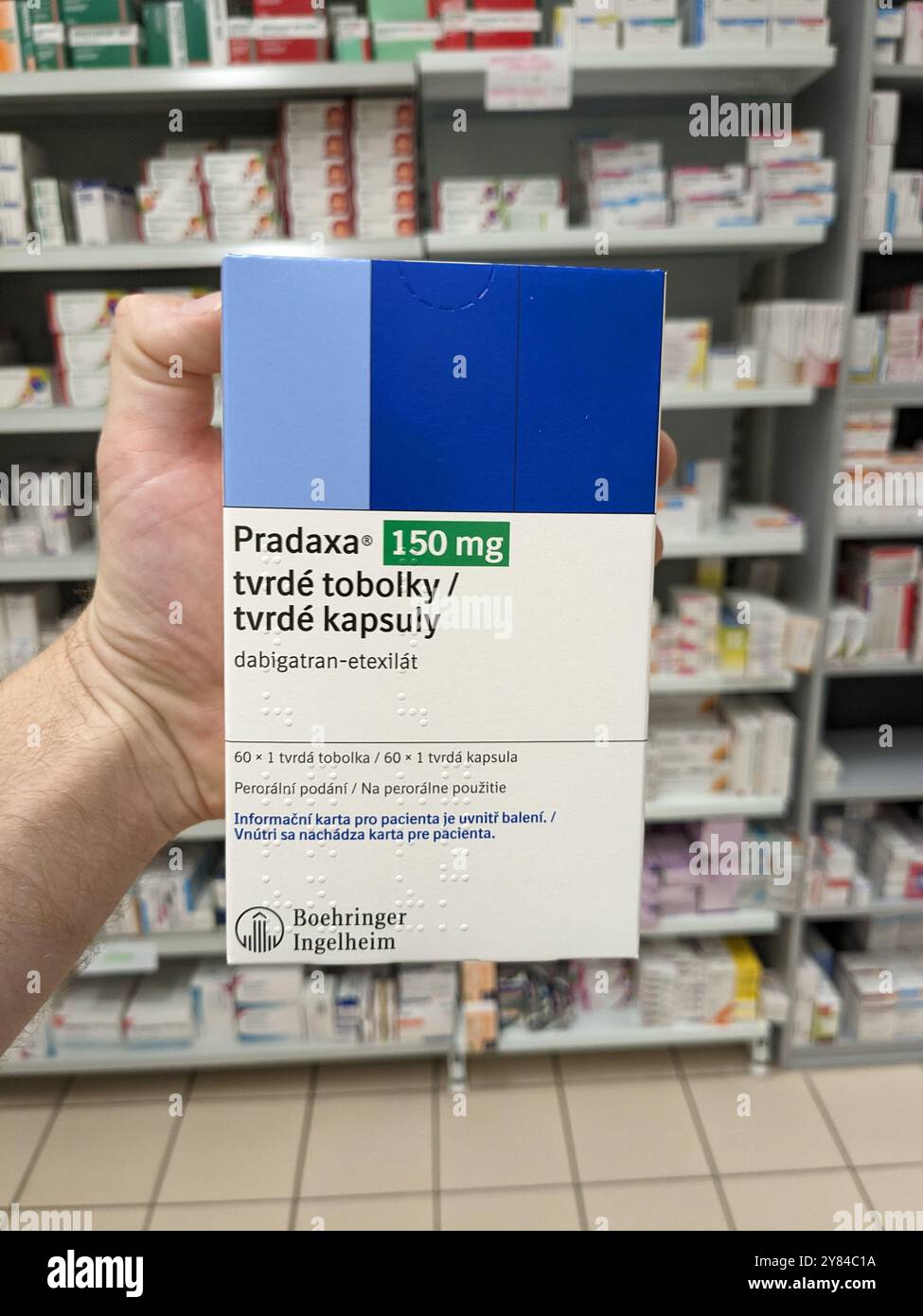 Prag, Tschechische Republik-28. August 2024: PRADAXA-Packung mit dem Wirkstoff Dabigatranetexilat von Boehringer Ingelheim, zur Behandlung von Schlaganfällen Stockfoto