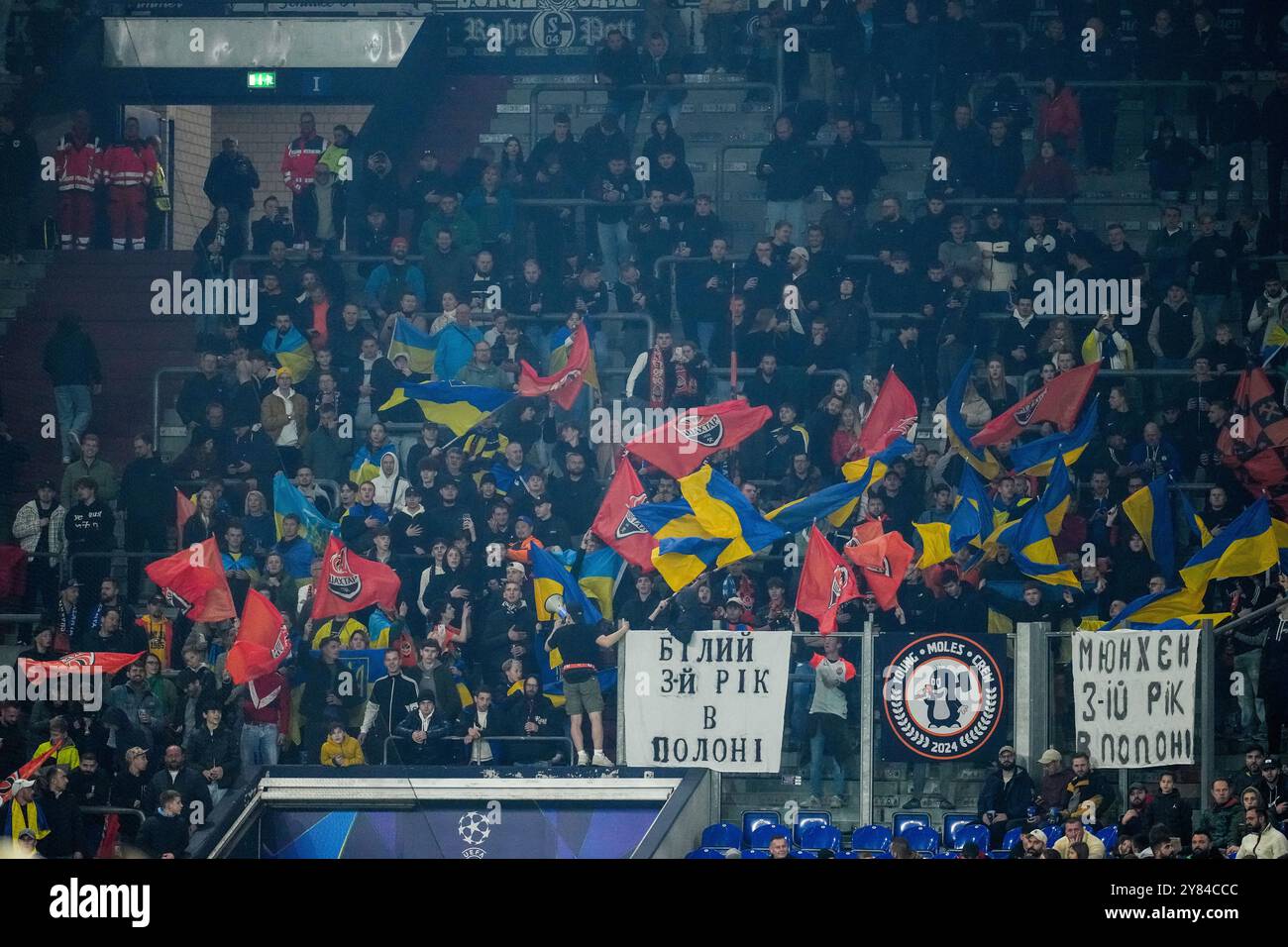 GELSENKIRCHEN, DEUTSCHLAND - 2. OKTOBER: Fans des FC Shakhtar Donetsk zeigen ihre Unterstützung beim Spiel der UEFA Champions League 2024/25 Phase MD2 zwischen dem FC Shakhtar Donetsk und Atalanta BC am 2. Oktober 2024 in der Arena AufSchalke in Gelsenkirchen. (Foto: Rene Nijhuis) Stockfoto