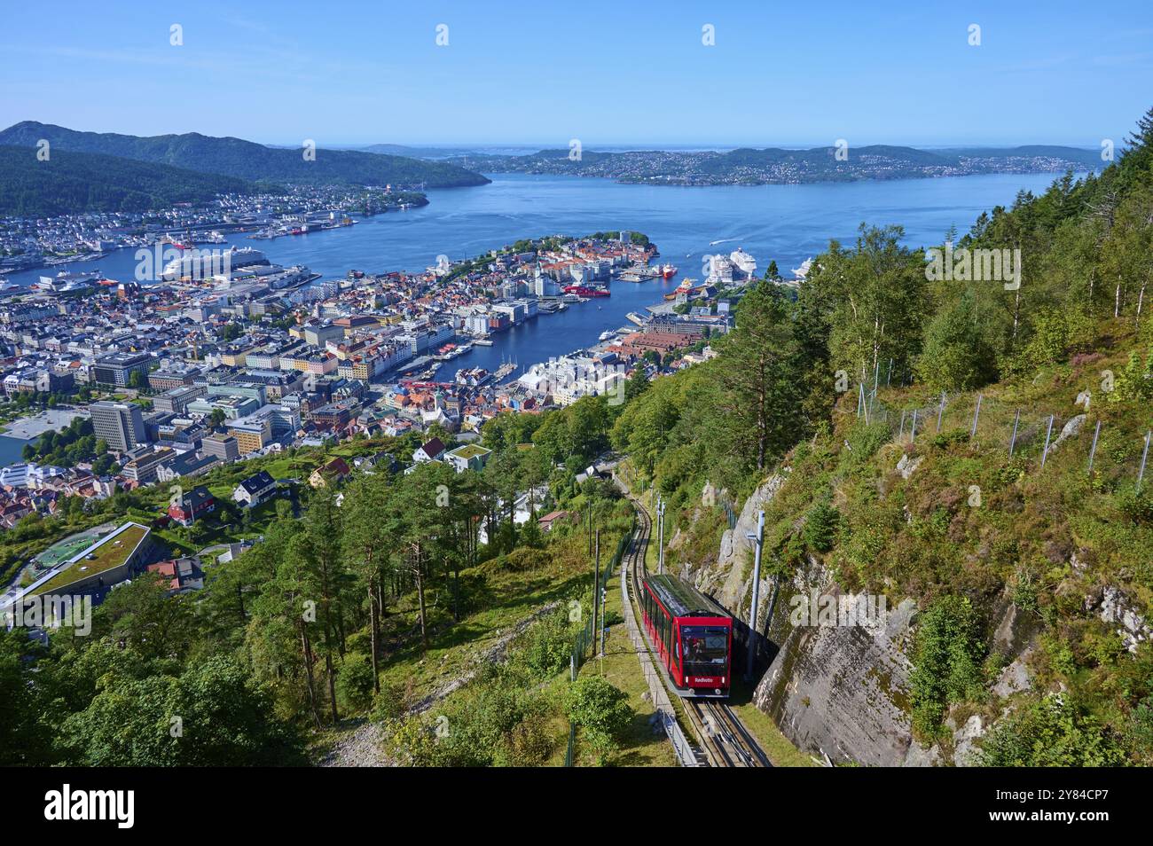 Panoramablick auf Bergen mit Hafen an klaren Tagen, Seilbahn auf dem bewaldeten Berg, Floibanen Bergstation, Bergen, Vestland, Norwegen, Stockfoto