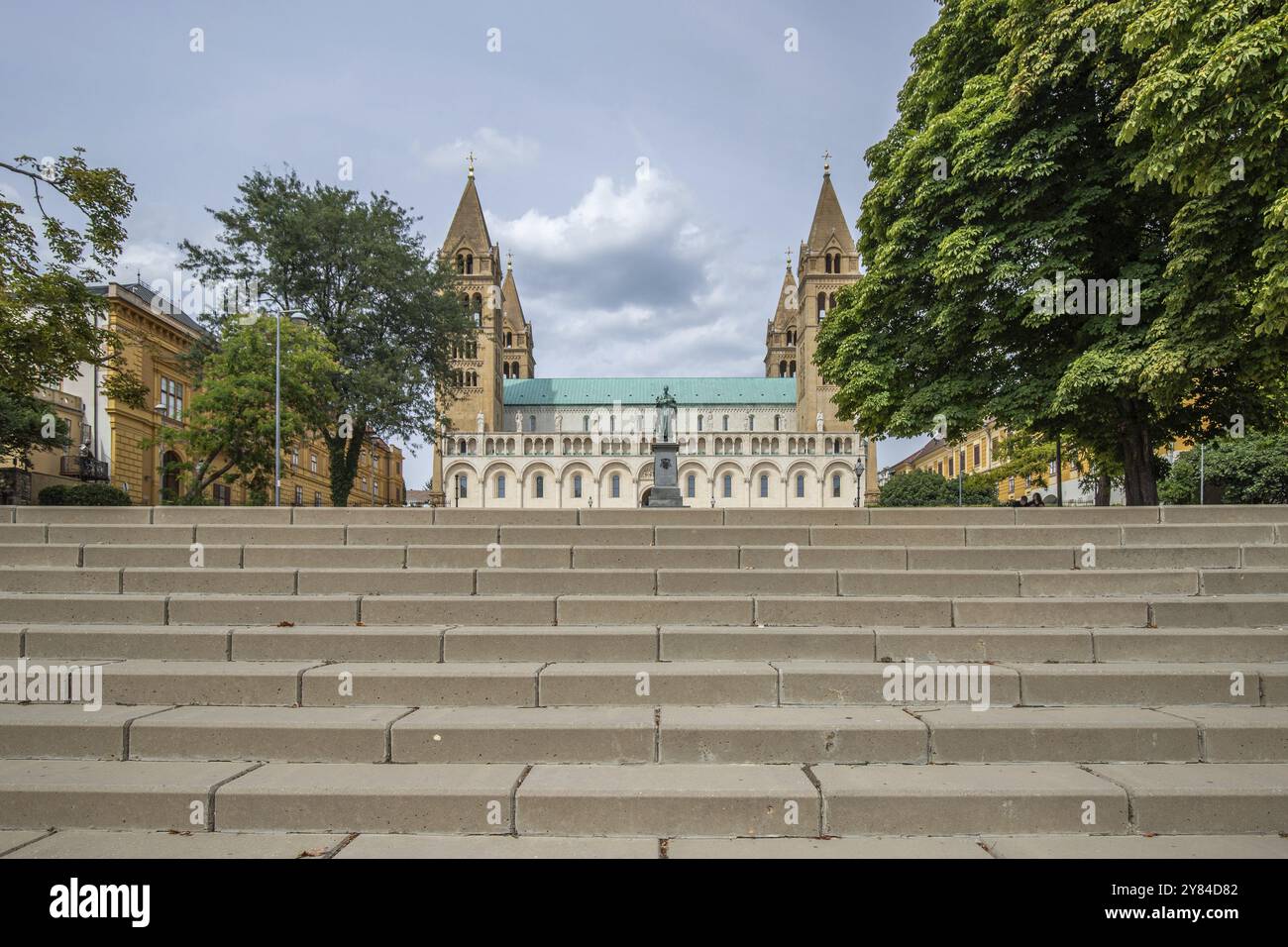 Basilika eines historischen Stadtzentrums der fünfkirchlichen Stadt. Die Kathedrale St. Peter und Paul im historischen Stadtzentrum von Pecs, Del-Dunantul, Stockfoto