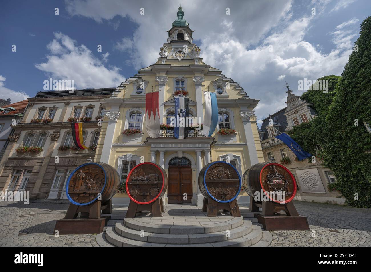 Bierfässer aus vier Brauereien vor dem Rathaus während der Kulmbach Bierwoche, Kulmbach, Oberfranken, Bayern, Deutschland, Europa Stockfoto