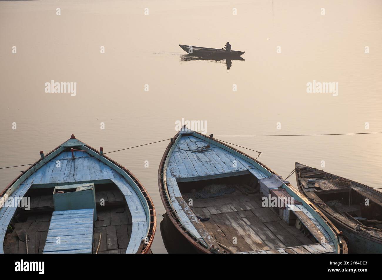 Mann im Ruderboot, Boote, Ganges, Varanasi oder Benares oder Kashi, Uttar Pradesh, Indien, Asien Stockfoto