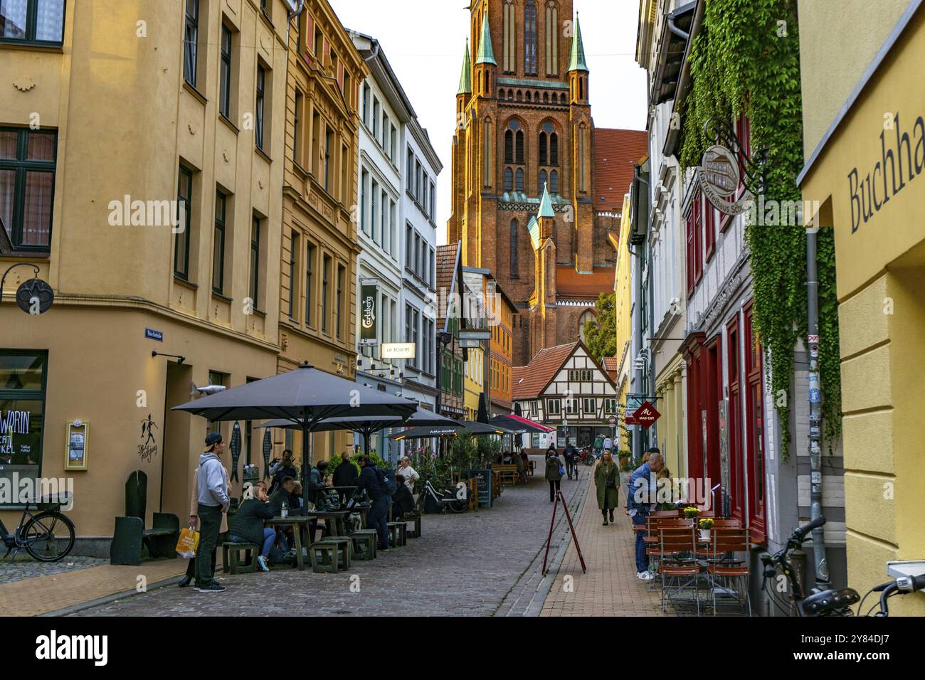 Die historische Altstadt von Schwerin, Buschstraße, Gasse mit vielen Restaurants, St.-Marien-Dom zu Schwerin, Mecklenburg-Vorpommern, Deutschland, Europa Stockfoto