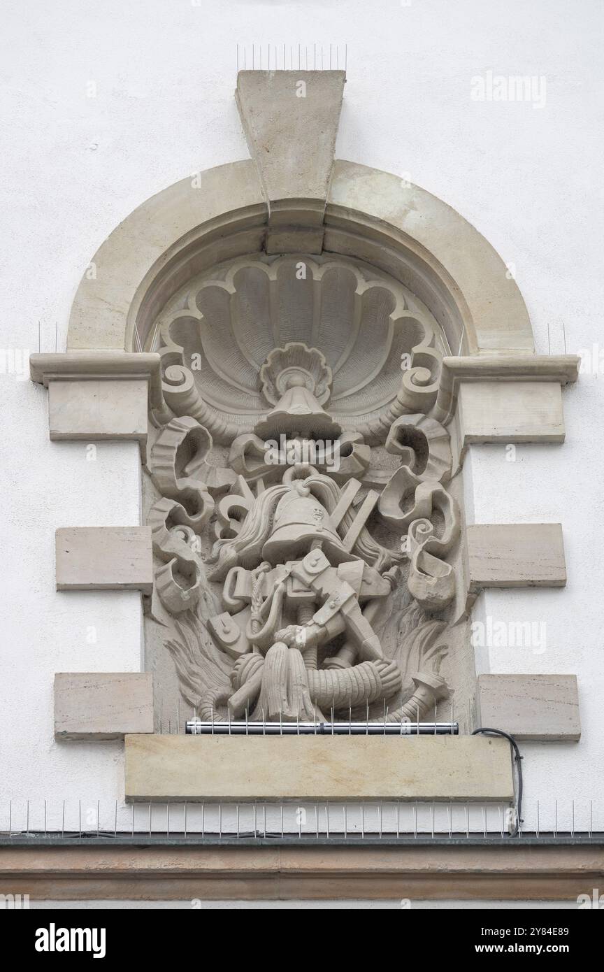 Denkmal, ein Relief für die Feuerwehr, das früher in diesem Gebäude untergebracht war, Kulmbach, Oberfranken, Bayern, Deutschland, Europa Stockfoto