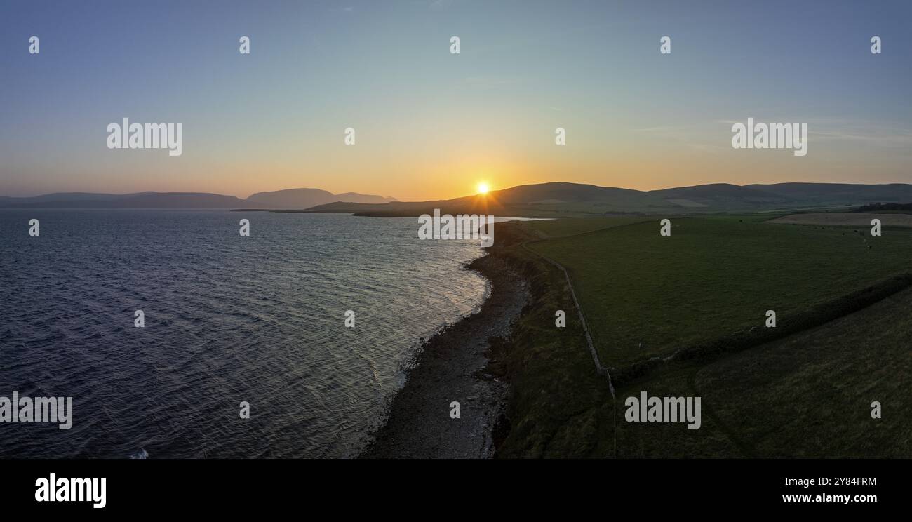 Orphir Bay mit Blick auf die Isle of Hoy, Sonnenuntergang, Drohnenaufnahme, Orphir, Festland Orkney, Schottland, Großbritannien Stockfoto